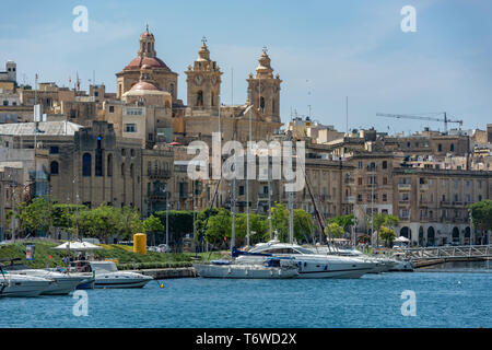 La Collegiata barocca dell'Immacolata Concezione si affaccia sul lungomare di cospicua fino alle barche ormeggiate nel porto Foto Stock