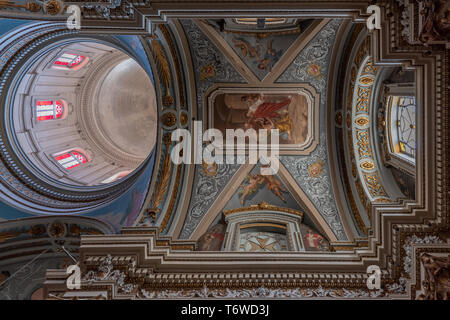 La cupola e il soffitto ornato a volta a botte della Collegiata barocca romana di San Lorenzo Gafa del XVII secolo a il-Birgu, Malta Foto Stock