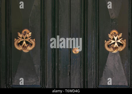 Porta ornata decorazione tipica di molte delle case tradizionali a La Valletta. Foto Stock