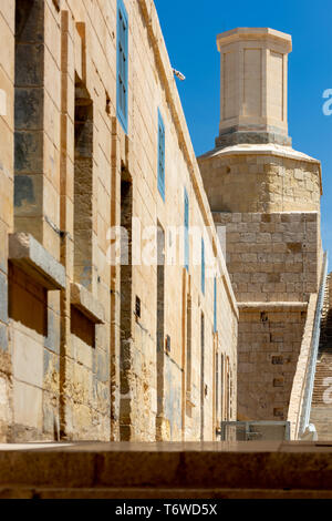 Edifici storici in pietra calcarea a Fort Sant'Angelo a Malta Foto Stock