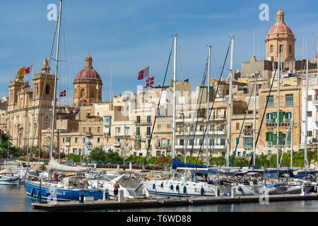 Barche ormeggiate sul lungomare di Birgu a Malta Foto Stock