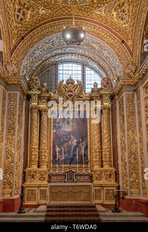 La Cappella della lingua tedesca nella co-cattedrale di San Giovanni, con le sue colonne d'altare intricatemente intagliate e l'Adorazione dei Magi di Stefano Erardi Foto Stock