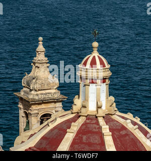 Cupola barocca di Francesco Zammit, campanile e lanterna della Chiesa di Ta Liesse (Chiesa di nostra Signora di Liesse) contro un blu profondo del Porto Grande, a la Valletta Foto Stock