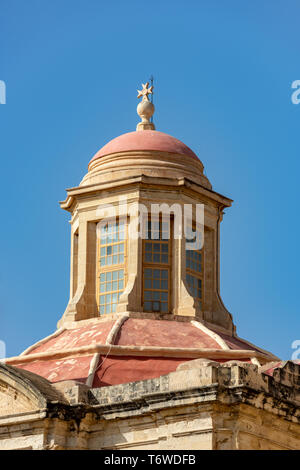 La lanterna e la cupola della Chiesa di Santa Caterina d'Alessandria a Triq il-Merkan, Valletta. La chiesa fu costruita nel 1576 dall'Ospitalier Langue Foto Stock