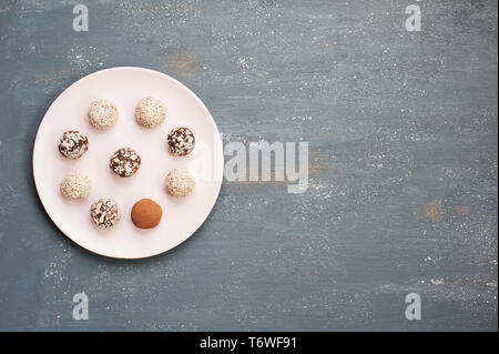 Sana energia sfere preparato con i dadi,il cacao e la frutta. Deliziosi dessert sano . Piatto con laici spazio copia.orientamento orizzontale. Foto Stock