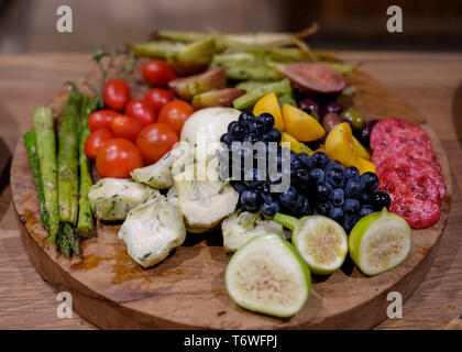 La frutta e la verdura platter, fotografati a Babylonstoren Wine Estate, Franschhoek, Sud Africa Foto Stock