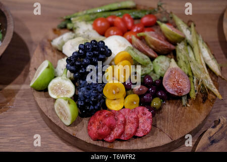 La frutta e la verdura platter, fotografati a Babylonstoren Wine Estate, Franschhoek, Sud Africa Foto Stock