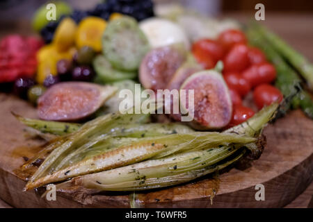 La frutta e la verdura platter, fotografati a Babylonstoren Wine Estate, Franschhoek, Sud Africa Foto Stock