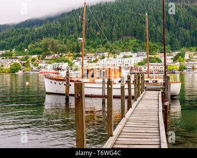 Boutique barca alla fine del dock a Queenstown, Nuova Zelanda Foto Stock