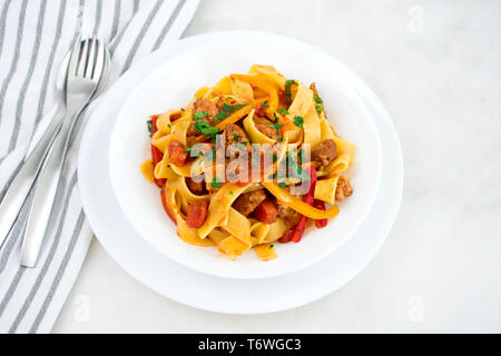 Pappardelle con salsiccia italiana e basilico Foto Stock