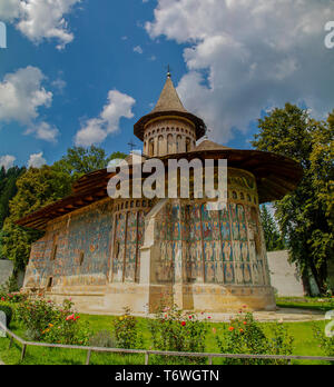 Bucovina, Romania - August 5th, 2018: il Monastero di Voronet, uno dei famosi monasteri dipinti della Bucovina, Romania Foto Stock