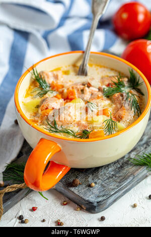 Zuppa cremosa con salmone e verdure in una ciotola. Foto Stock
