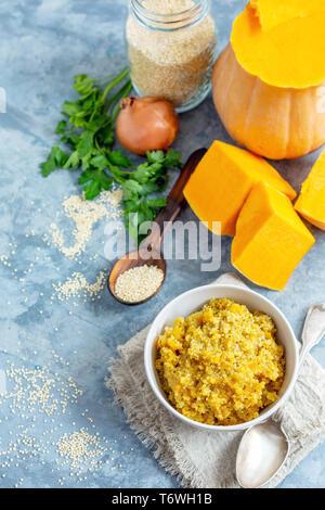 Deliziosa crema di farina e di latte di bianco di quinoa e zucca. Foto Stock