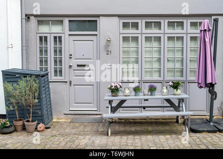 Verniciato grigio casa in Bathurst Mews, Hyde Park Station Wagon, Bayswater, Londra, Inghilterra Foto Stock