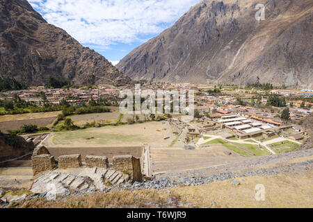 Magazzini di grano in primo piano su questa vista panoramica di Ollantaytambo Inca sito archeologico e storico, regione di Cusco, Perù Foto Stock