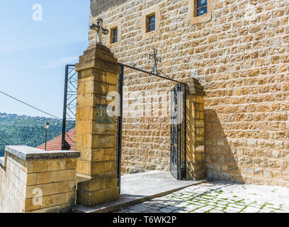 Questa è una cattura di una chiesa storica in Der el Kamar un villaggio situato in Libano e che potete vedere nella foto la vecchia architettura fatta totalmente Foto Stock