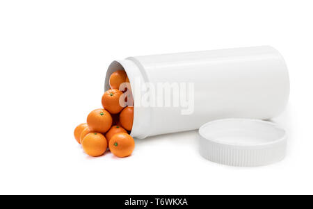 Scambiare le vostre pillole ad un arance fresche. Concetto di natura fatta integratore vitaminico da frutti naturali Foto Stock