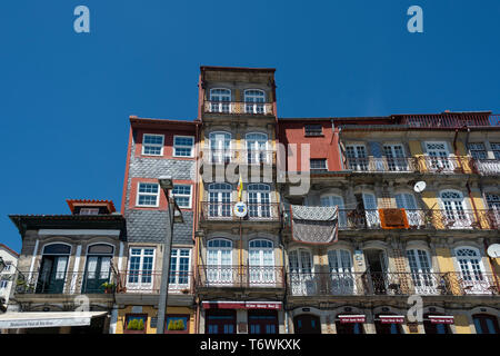 Lungomare tradizionali edifici in Riberia distretto di Porto, Portogallo Foto Stock