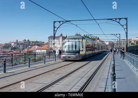 Metropolitana di Porto attraversando il Dom Luiz bridge Foto Stock