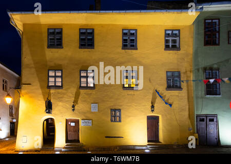 SIGHISOARA, Romania - 11 Aprile 2019: vista esterna di notte la casa dove Vlad Tepes soprannominato Vlad Dracul, è stata presumibilmente nato nel XIV centu Foto Stock