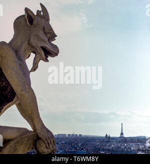 Statua di Chimera guardando la città, la cattedrale di Notre Dame di Parigi torri gallery, Tour Eiffel Tower in distanza, Parigi, Francia, Europa Foto Stock