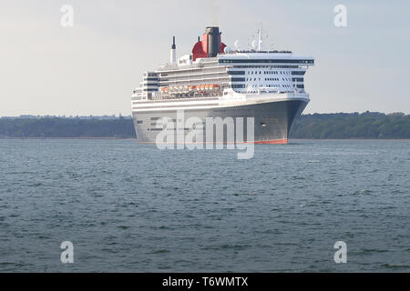 La Cunard Line, Transatlantic Ocean Liner, RMS QUEEN MARY 2, vaporizzazione di acqua di Southampton, Regno Unito. Bound per New York, 28 aprile 2019. Foto Stock