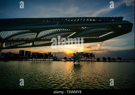 Museo di domani impressionante architettura, il più recente grande museo costruito in Rio de Janeiro, Rio de Janeiro, Brasile Foto Stock