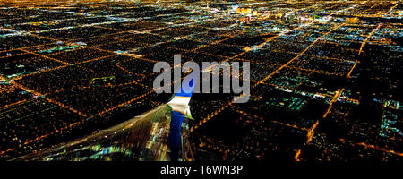 Las Vegas luci della città da aereo di notte Foto Stock