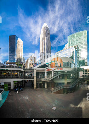 Skyline di Charlotte nella Carolina del Nord con cielo blu Foto Stock