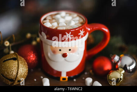 Close up di Santa tazza riempita con cioccolata calda e marshmallows. Foto Stock