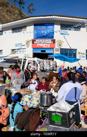 Affollata food court al Festival della Vergine del Carmen di Paucartambo, regione di Cusco, Perù Foto Stock