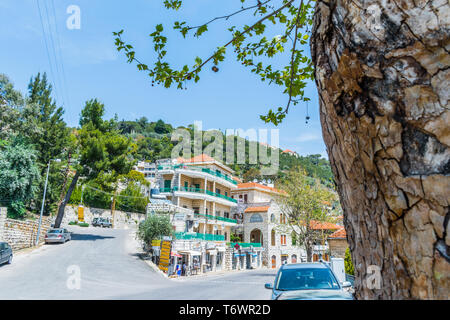 Questa è una cattura di Der el Kamar un villaggio situato in Libano, dove si può vedere la tradizionale architettura delle case con arancia tegole del tetto di un Foto Stock