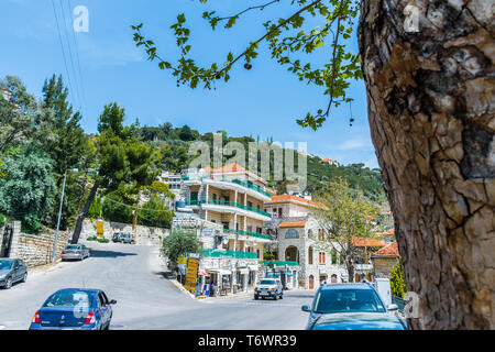 Questa è una cattura di Der el Kamar un villaggio situato in Libano, dove si può vedere la tradizionale architettura delle case con arancia tegole del tetto di un Foto Stock