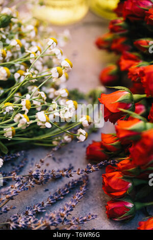 Il cucchiaio di legno con secchi i fiori di camomilla, un bouquet di fiori  freschi di camomilla fiori su uno sfondo di tavole di legno Foto stock -  Alamy