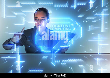 Cognitive concetto computive con la donna premendo i pulsanti Foto Stock