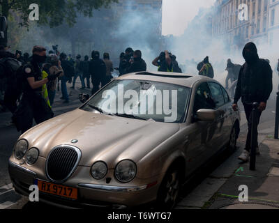 Voiture vandalisé à Paris, pendente la manifestazione de la Fête du travail le 1er Mai 2019 Foto Stock