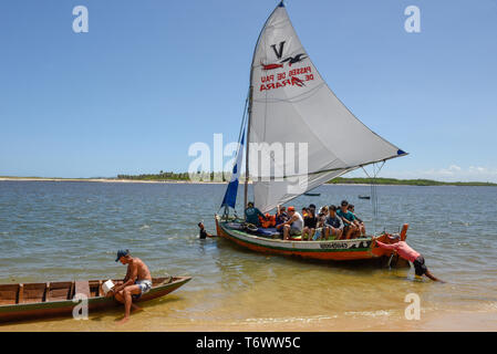 Barra de Cunhau, Brasile - 23 Gennaio 2019: turisti makeing un viaggio su una barca a vela a Barra de Cunhau sul Brasile Foto Stock