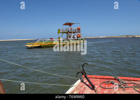 Barra de Cunhau, Brasile - 23 Gennaio 2019: i turisti su un traghetto a Barra de Cunhau sul Brasile Foto Stock