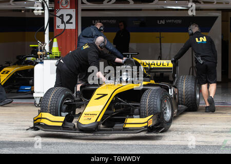 Barcellona, Spagna. 5 marzo 2019 - Guanyu Zhou dalla Cina con 7 UNI VIRTUOSI Racing in pit garage durante il primo giorno del campionato FIA di F2 Test pre-stagione a circuiti Foto Stock