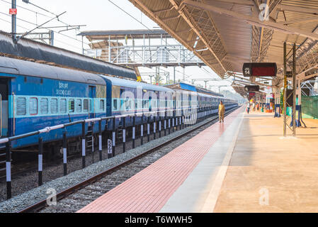 Alleppey, India - 7 Febbraio 2016: piattaforma vuota di Alleppey stazione ferroviaria. Foto Stock