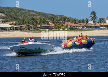 Barra de Cunhau, Brasile - 23 Gennaio 2019: turisti su una barca di divertimento a Barra de Cunhau sul Brasile Foto Stock