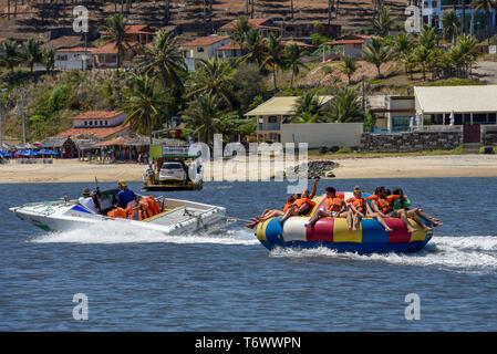 Barra de Cunhau, Brasile - 23 Gennaio 2019: turisti su una barca di divertimento a Barra de Cunhau sul Brasile Foto Stock