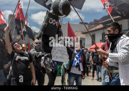 I membri della sinistra radicale gruppi visto tenendo bandiere durante il giorno di maggio. Il 1 maggio, migliaia di persone sono scese nelle strade di Bogotà per protestare contro la situazione di lavoro nel paese e contro i regolamenti del governo di Enrique Peñaloza, principali di Bogotá e il presidente della Colombia Iván Duque. Per la prima volta in molti anni, non è stato necessario fare uso del cellulare anti-squadra antisommossa (ESMAD) per la lotta contro gli atti di vandalismo e di aggressioni durante la giornata di lavoro. Foto Stock