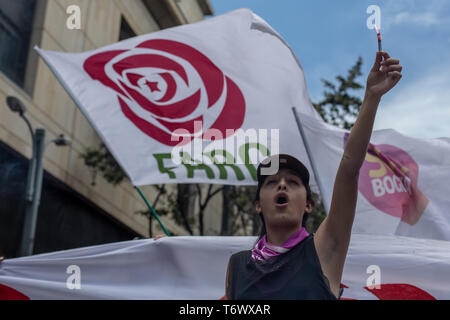 Un comune alternativa forza rivoluzionaria - FARC stati visto cantando slogan durante il giorno di maggio. Il 1 maggio, migliaia di persone sono scese nelle strade di Bogotà per protestare contro la situazione di lavoro nel paese e contro i regolamenti del governo di Enrique Peñaloza, principali di Bogotá e il presidente della Colombia Iván Duque. Per la prima volta in molti anni, non è stato necessario fare uso del cellulare anti-squadra antisommossa (ESMAD) per la lotta contro gli atti di vandalismo e di aggressioni durante la giornata di lavoro. Foto Stock