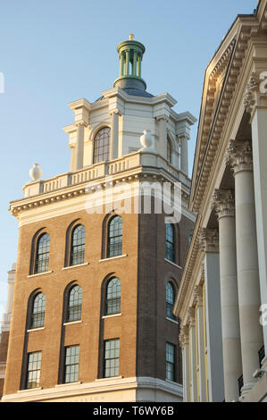 Appartamenti moderni e lussuosi, spalliere progettato in un nuovo stile classico. La torre del nuovo Royal Pavilion di regina madre Square, Poundbury, Dorset. Foto Stock