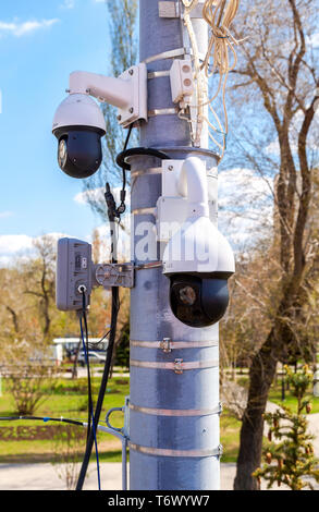 Samara, Russia - 1 Maggio 2019: sorveglianza telecamere TVCC montata sul montante contro il cielo blu Foto Stock