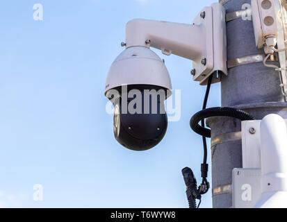 Samara, Russia - 1 Maggio 2019: sorveglianza telecamere TVCC montata sul montante contro il cielo blu Foto Stock