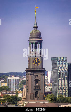 La famosa chiesa Sankt Michaelis chiamato Michel a Amburgo, Germania Foto Stock