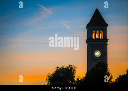 Spokane downtown torre dell orologio in parco al tramonto Foto Stock