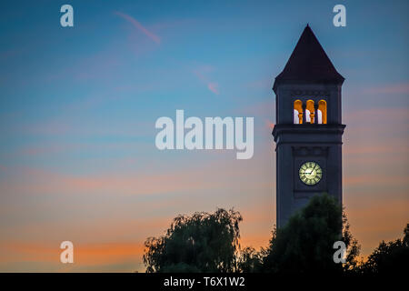 Spokane downtown torre dell orologio in parco al tramonto Foto Stock